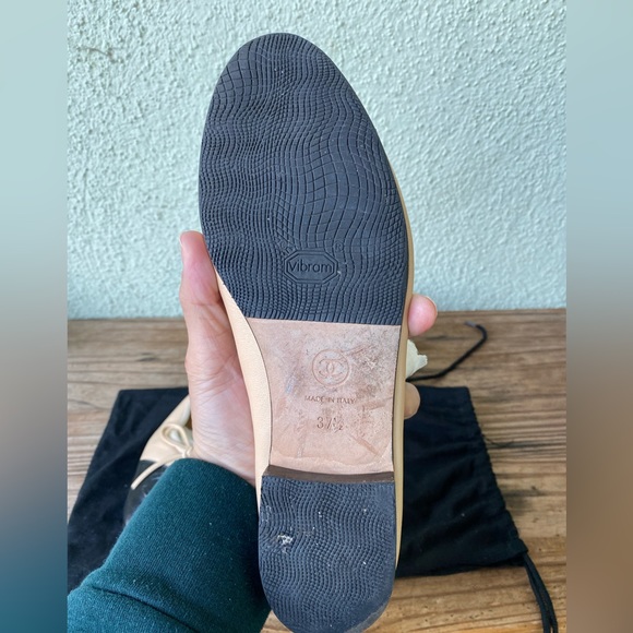 Chanel classic two-tone shoes with lamb skin with anti-slip sole. - Picture 4 of 5